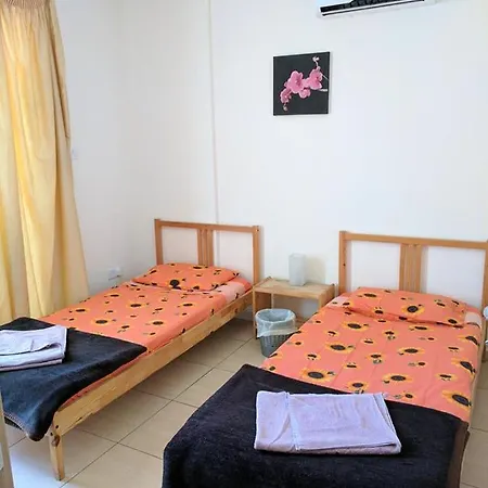 104 Excellent 2 Bed With Pool View, Ac & Gym!