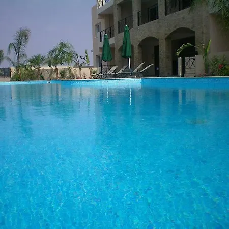 104 Excellent 2 Bed With Pool View, Ac & Gym! Appartement Perivólia
