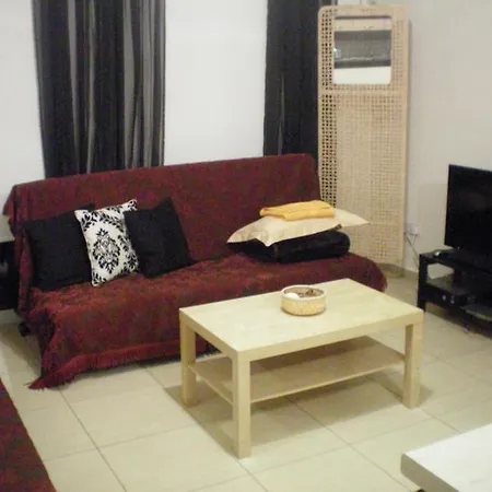 104 Excellent 2 Bed With Pool View, Ac & Gym!