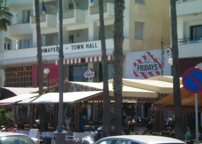 104 Excellent 2 Bed With Pool View, Ac & Gym!