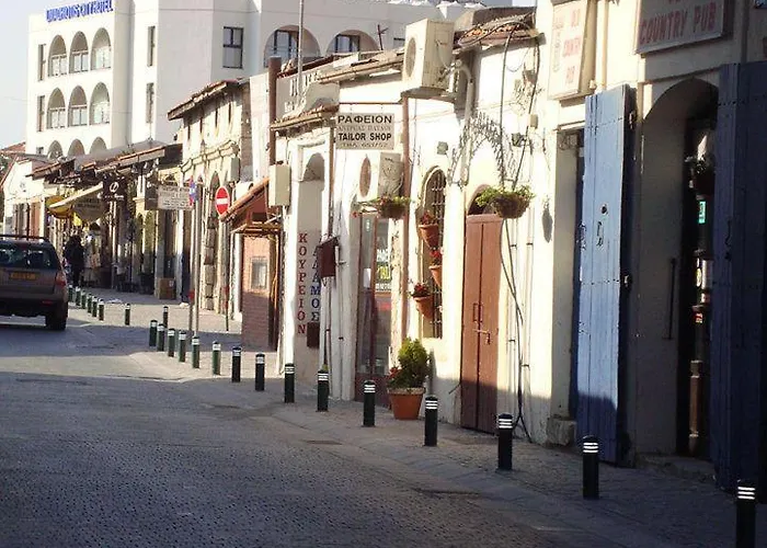 104 Excellent 2 Bed With Pool View, Ac & Gym!